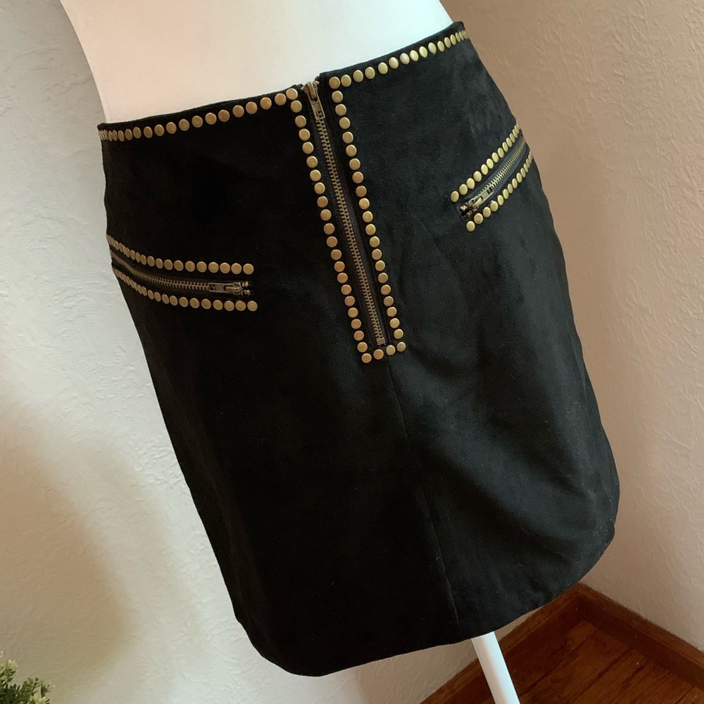 Faux Suede Promesa black / gold mini skirt. Sz: S